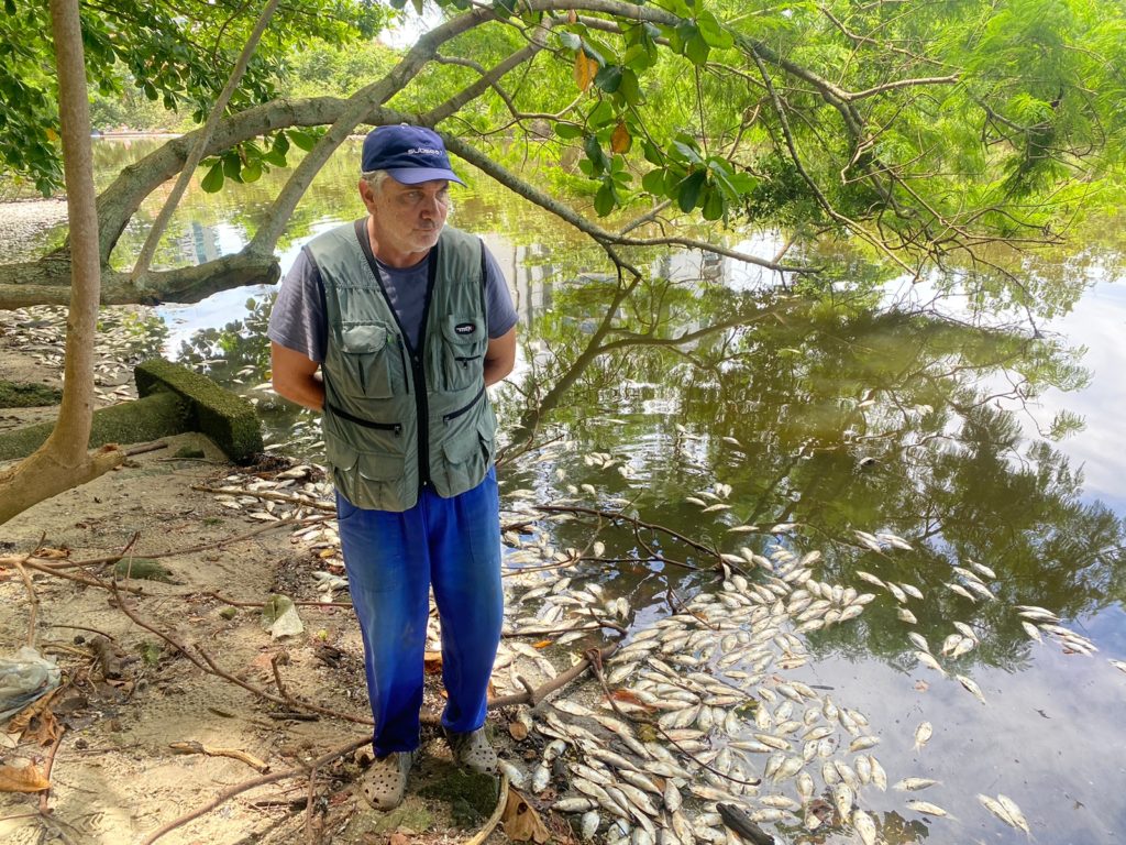 Biólogo e ambientalista Mario Moscatelli lamenta a morte de peixes no canal de Marapendi, na Barra da Tijuca, na Zona Oeste do Rio