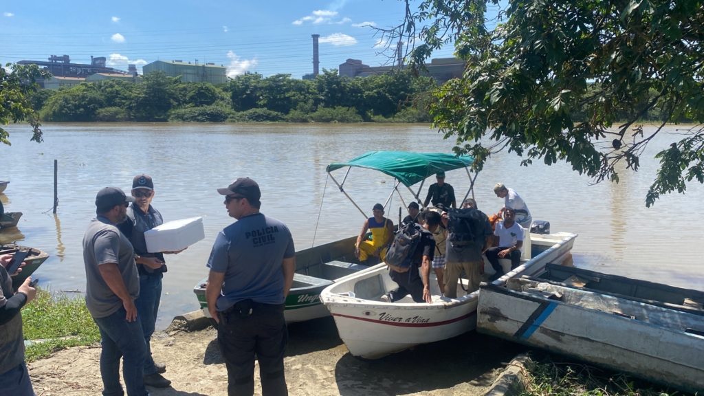 Após denúncia de despejo irregular, Polícia Civil realiza operação na Baía de Sepetiba