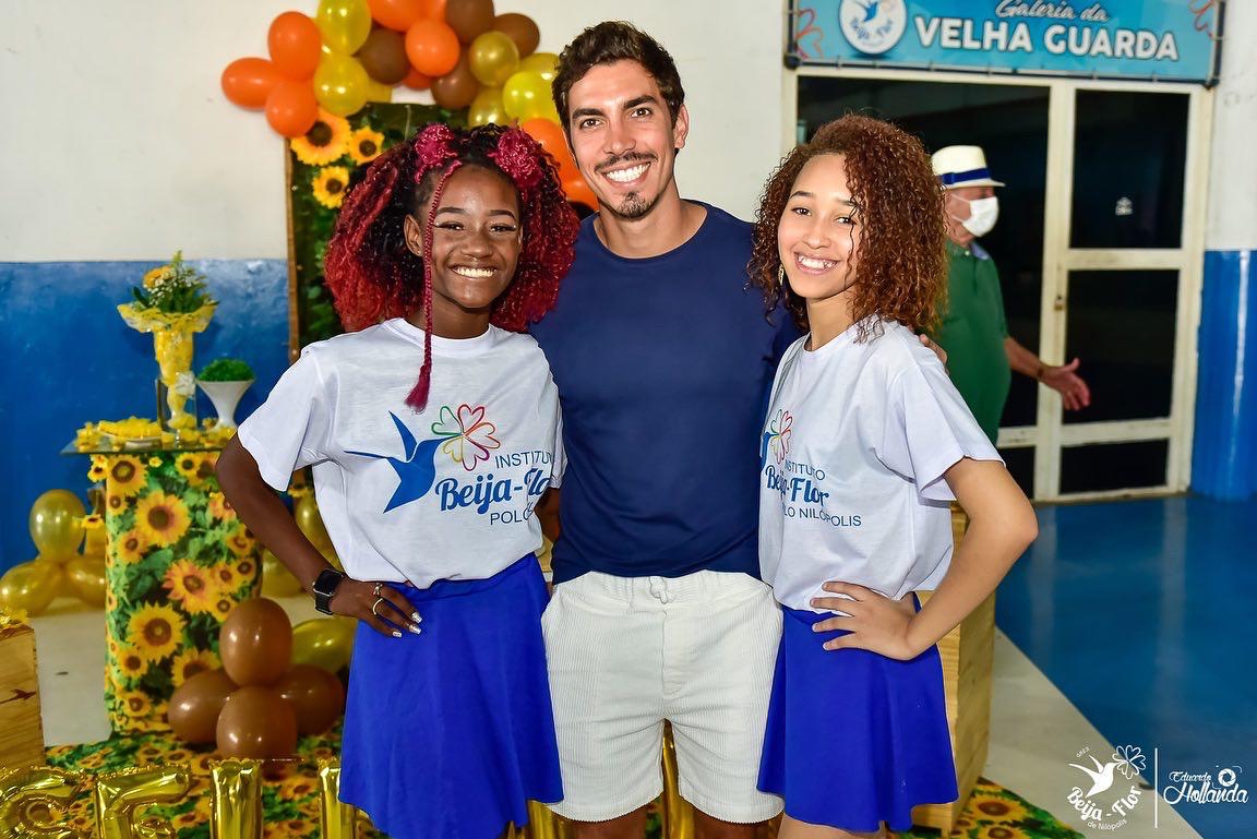 Gabriel David entre duas jovens beneficiadas pelo Instituto Beija-Flor