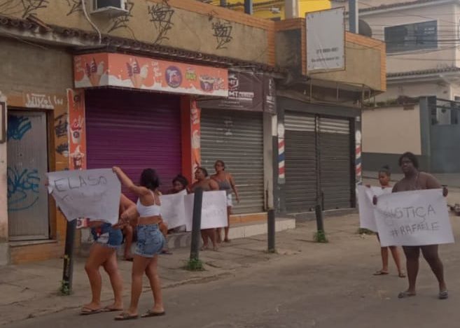 Parentes e amigos de criança vítima de bala perdida na Baixada realizam protesto