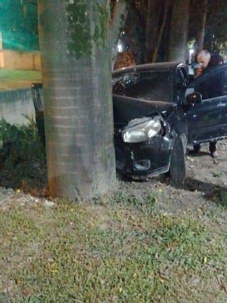 Carro Bate Em Rvore E Deixa Ao Menos Feridos Na Baixada Fluminense