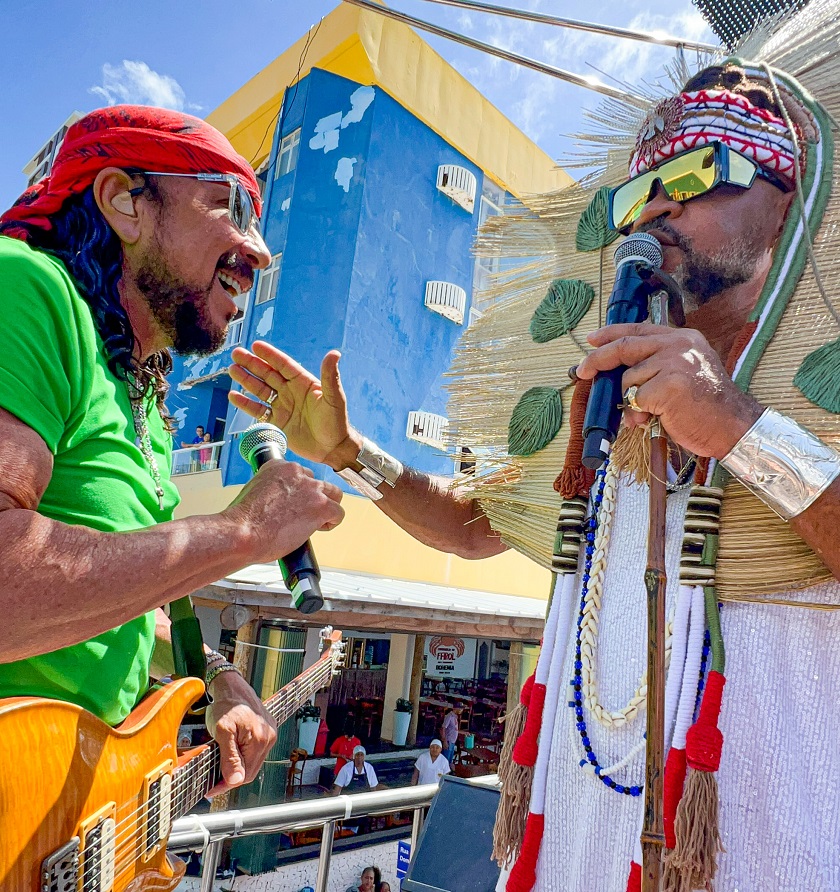 Bell Marques canta com Carlinhos Brown em Arrastão na Quarta-feira de Cinzas em Salvador (Foto: Fabio Cunha/ Divulgação)