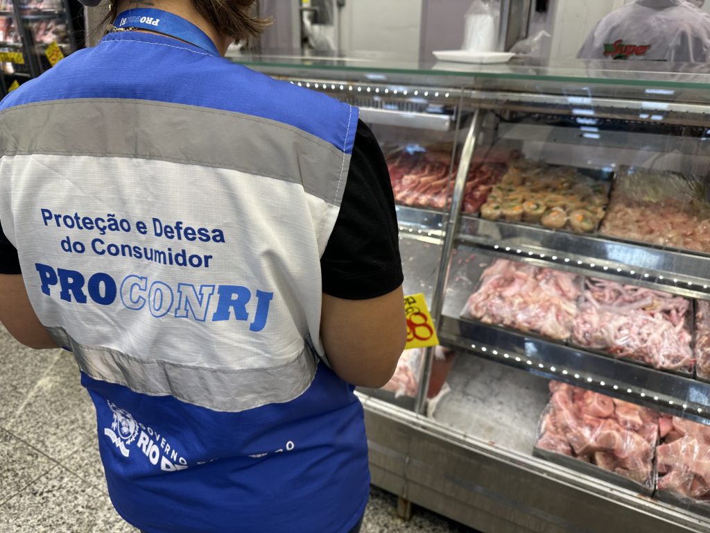 Procon RJ descarta 1 2 tonelada de alimentos impróprios encontrados em