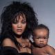 Rihanna posa com o filho para a revista Vogue