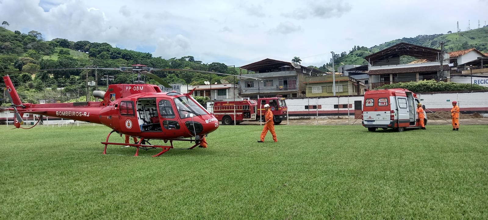 Helicóptero dos Bombeiros transfere atletas feridos no acidente com ônibus do Esporte Clube Vila Maria Helena, em MG (Foto: Divulgação)