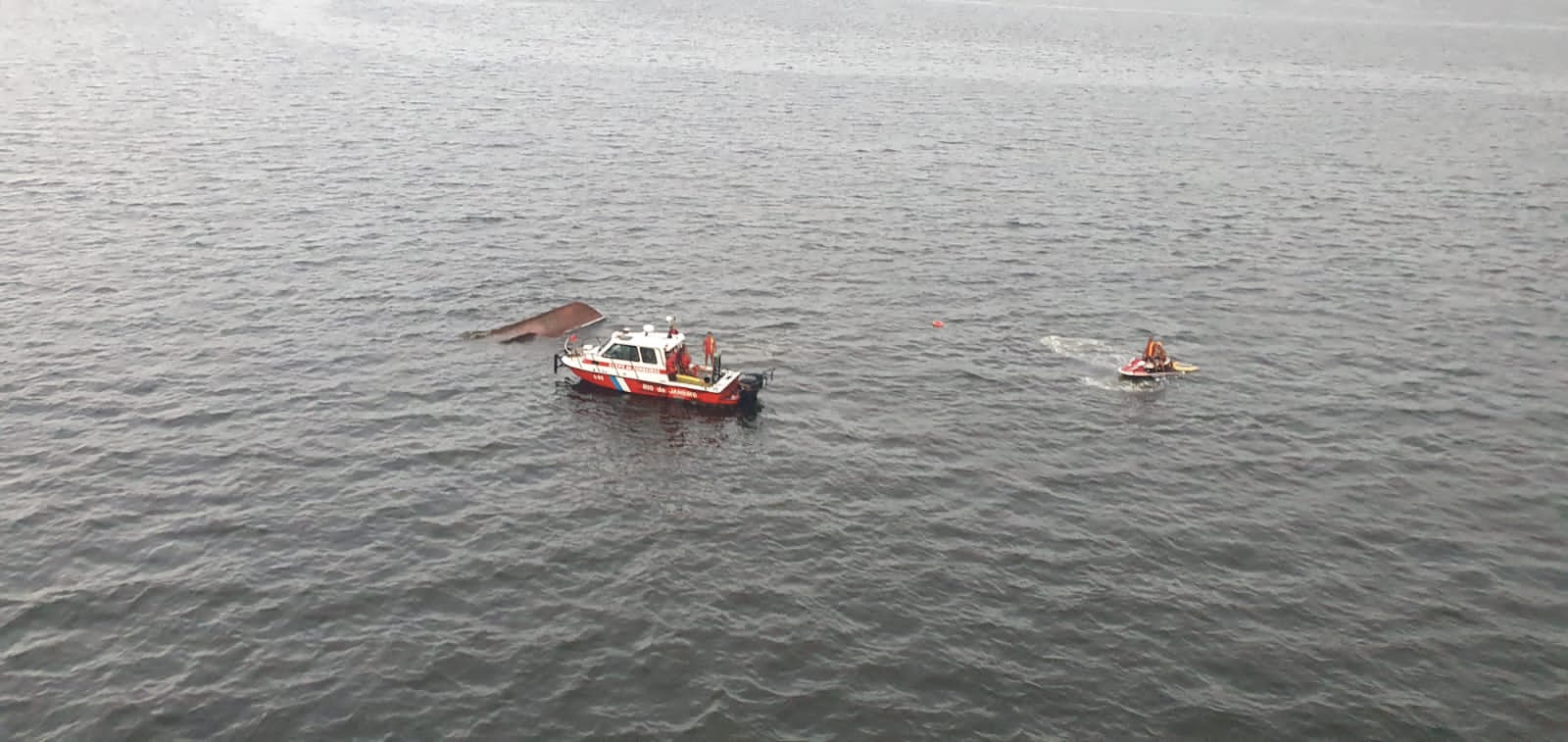 Embarcação vira no Rio