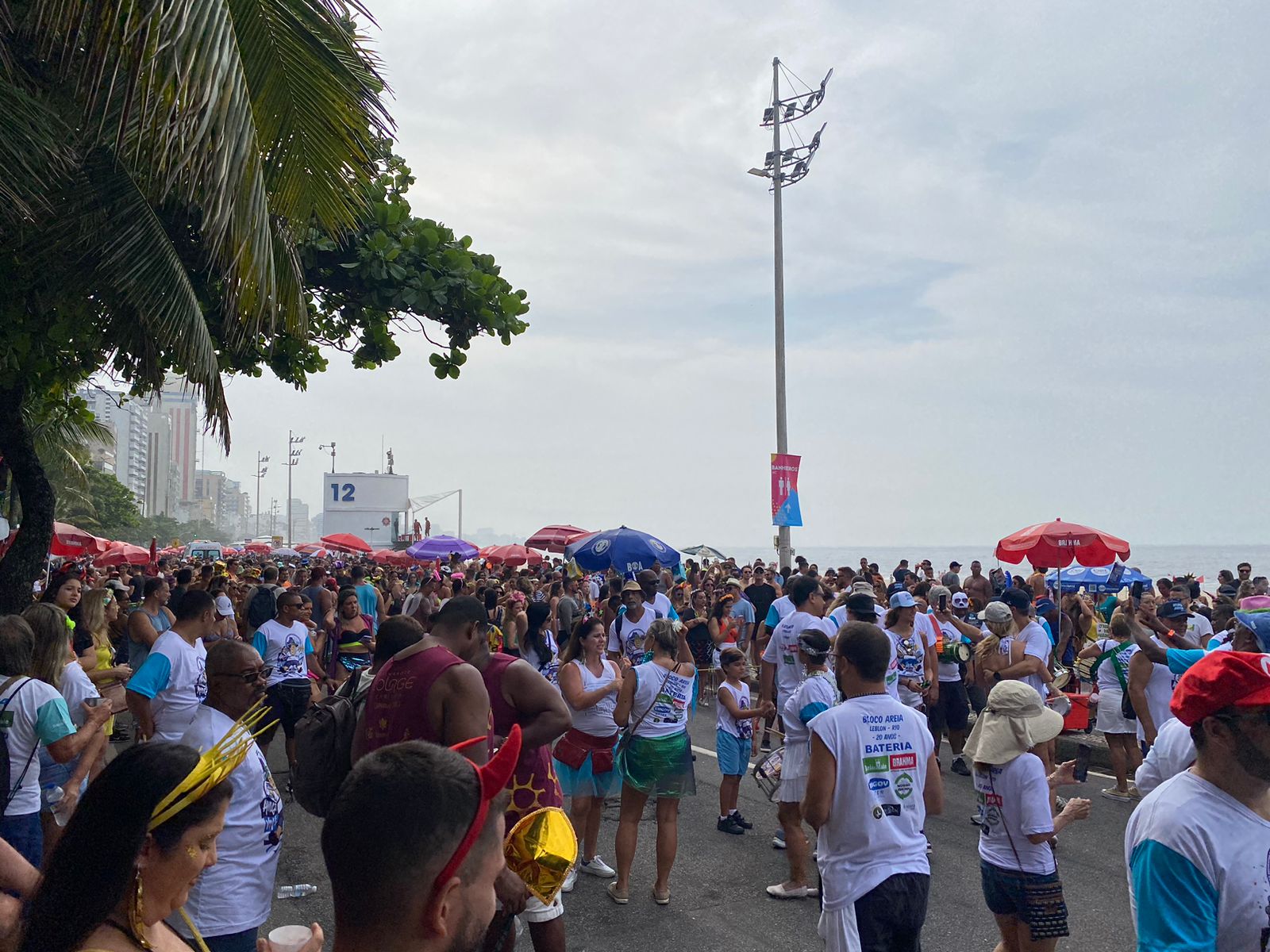 Bloco 'Areia' arrasta multidão no Leblon, na Zona Sul do Rio (Foto: Tatiana Campbell/ Super Rádio Tupi)