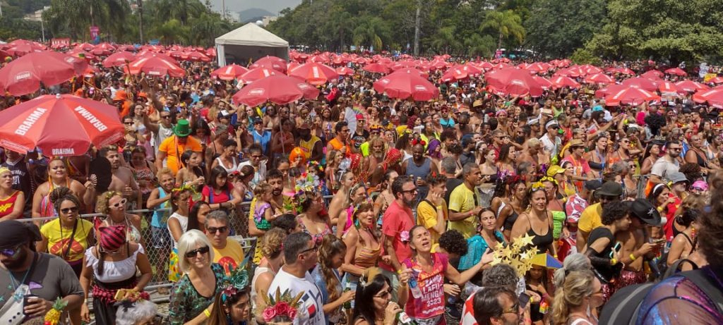 Bloco 'Bangalafumenga' agita foliões no Centro do Rio (Foto: Thalysson Martins/ Super Rádio Tupi)