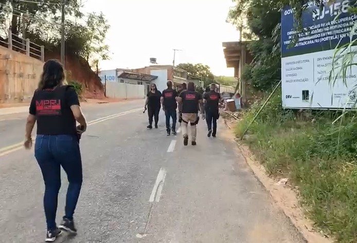 Agentes do Ministério Público realizam operação contra tráfico de drogas no interior do RJ