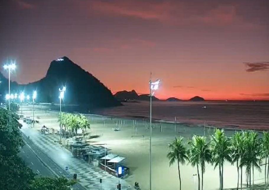 Amanhecer na Praia de Copacabana