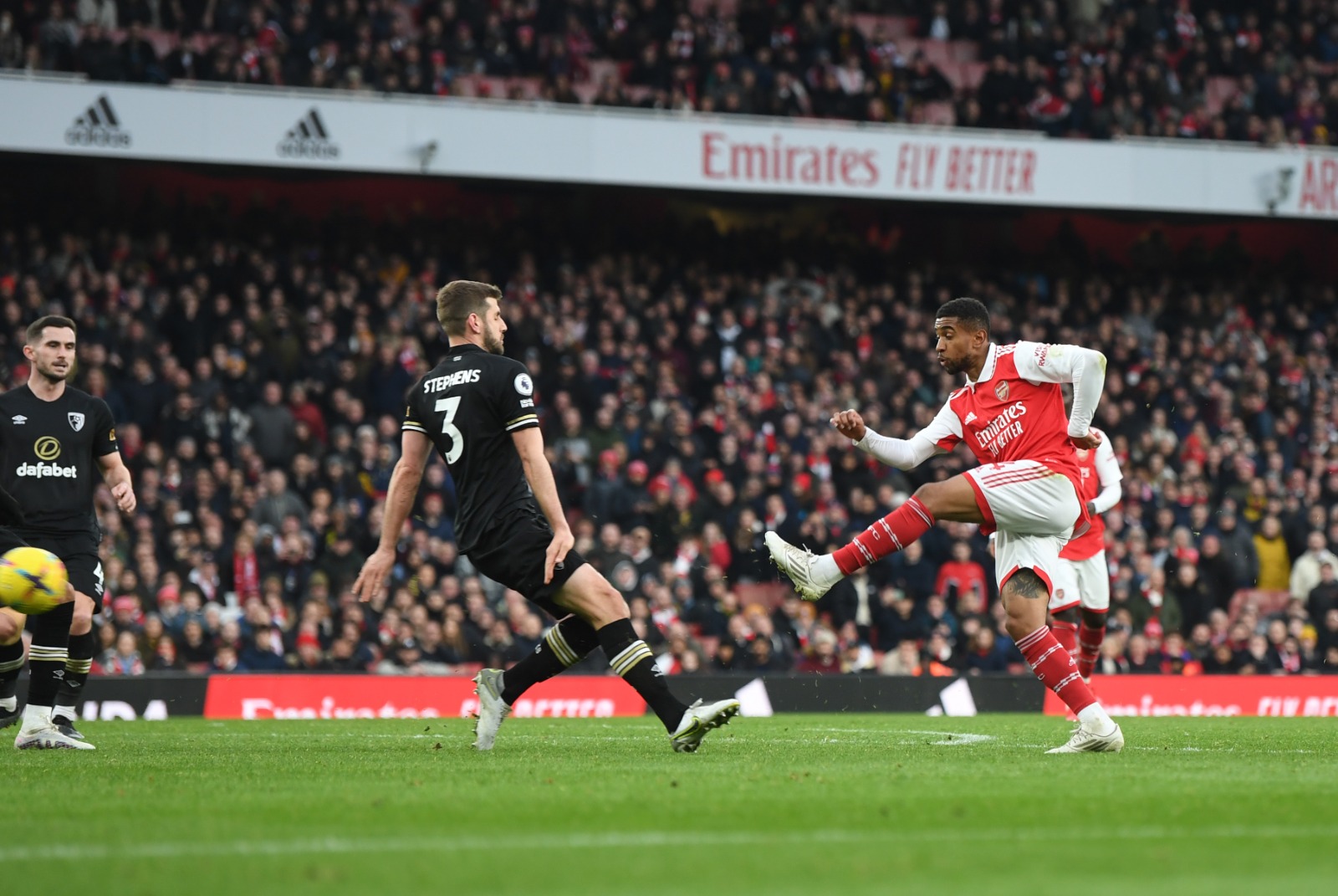 Arsenal vence jogo com viradas e gol no último lance para seguir