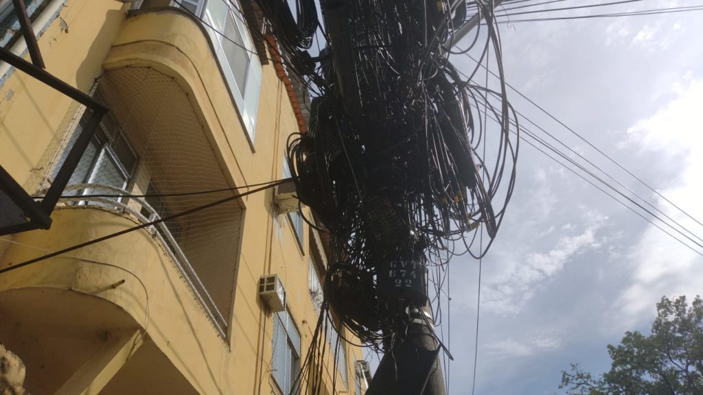 Emaranhado de fios em posto de São Cristóvão. Bairro sofre com a constante queda de energia