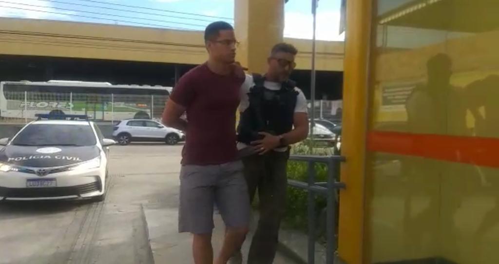 Polícia prende namorado que aplicou mata-leão em jovem após ela descobrir traições