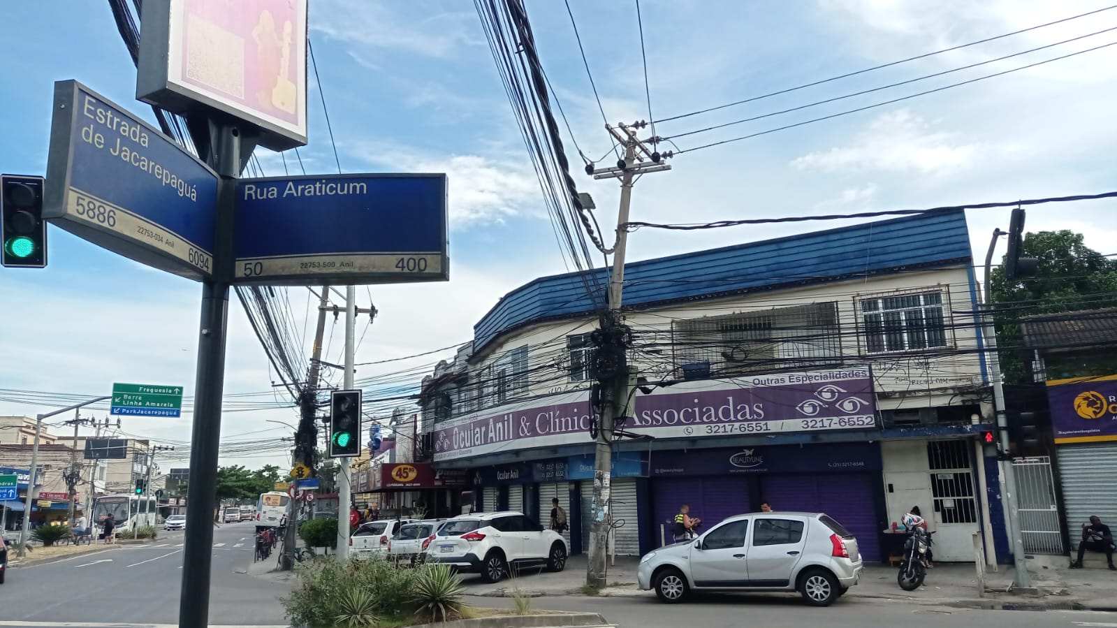 Rua Araticum, esquina com a Estrada de Jacarepaguá