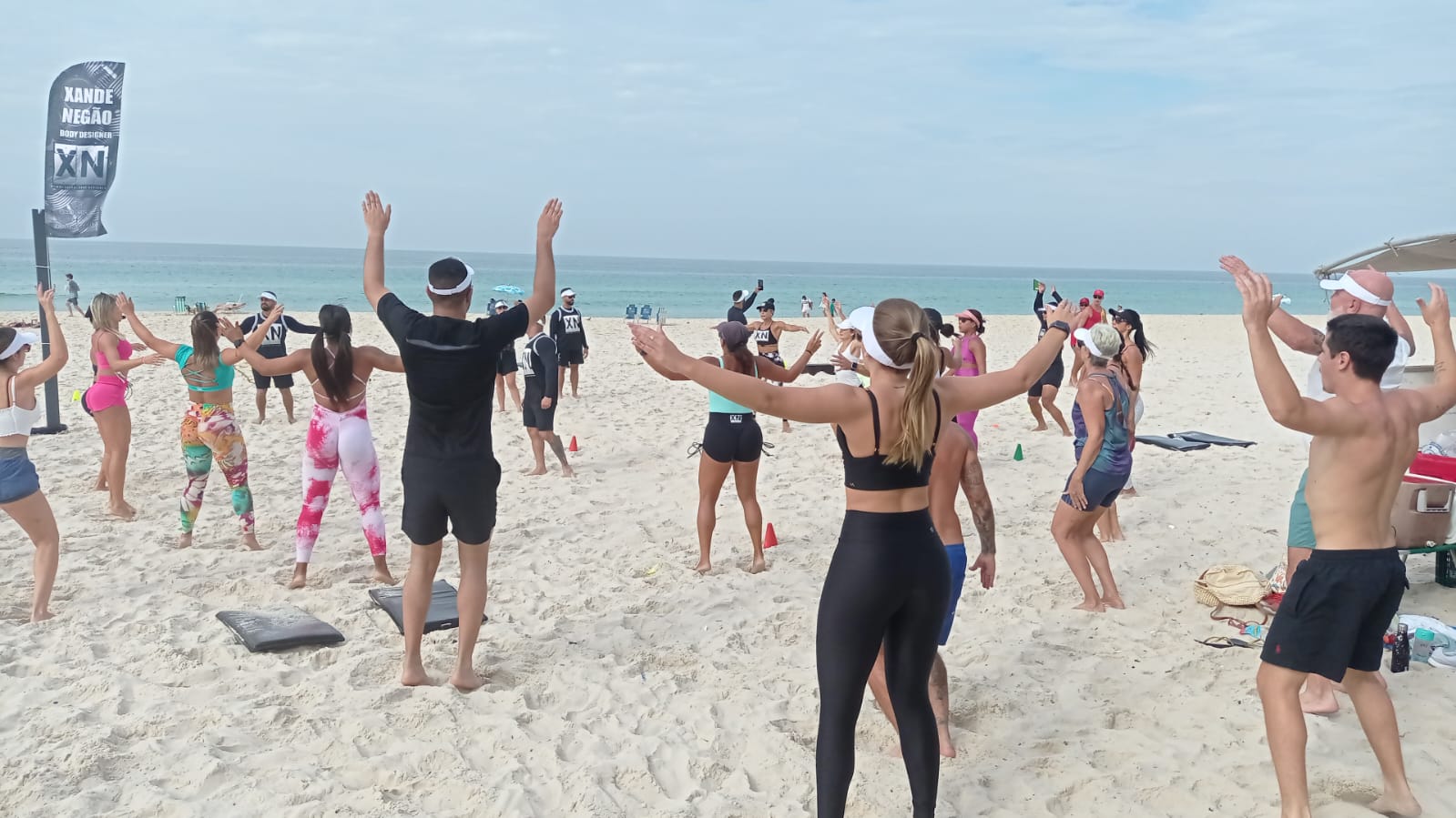 Atividade física ao ar livre movimenta praia na Zona Oeste do Rio (Foto: Cyro Neves/ Super Rádio Tupi)