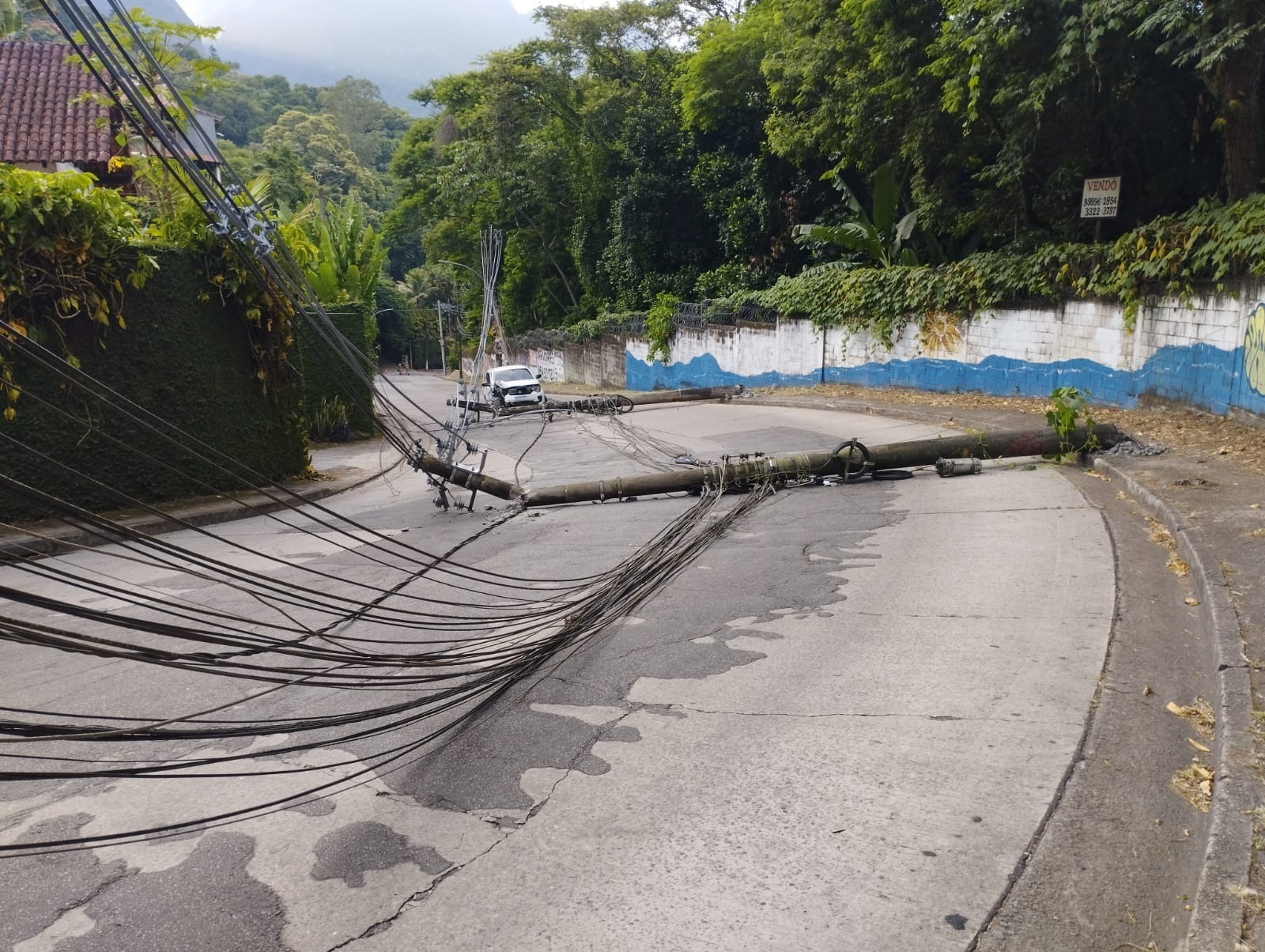 Grave acidente de carro interrompe fornecimento de energia em Itanhangá, na Zona Oeste do Rio (Foto: Reprodução/ COR)