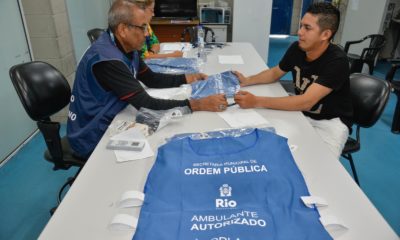 SEOP inicia entrega de kits de identificação para ambulantes que trabalham nas areias de praias do Rio (Foto: Divulgação)