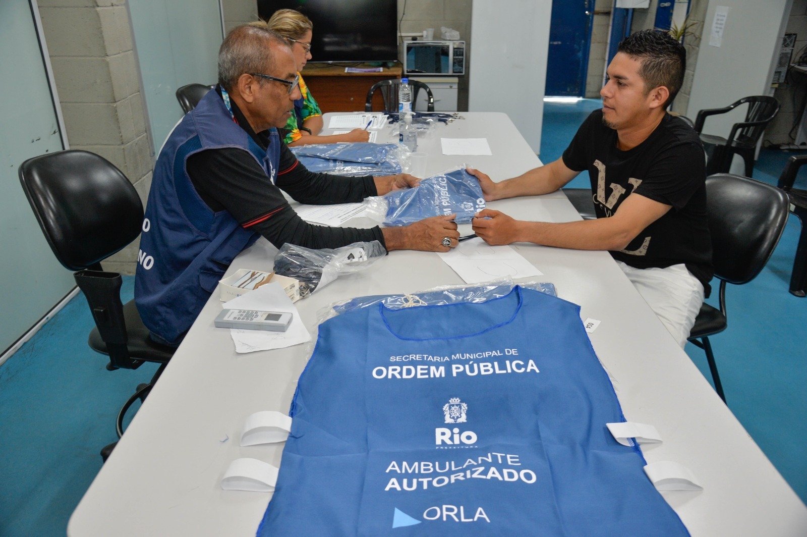 SEOP inicia entrega de kits de identificação para ambulantes que trabalham nas areias de praias do Rio (Foto: Divulgação)