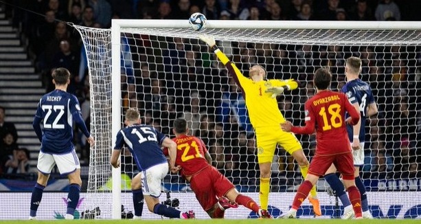 Espanha vence a Escócia em confronto direto nas Eliminatórias da Euro