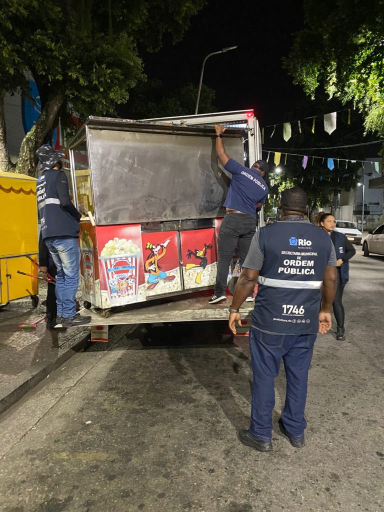 Prefeitura apreende estruturas irregulares e lota dois caminhões em operação no Calçadão de Bangu