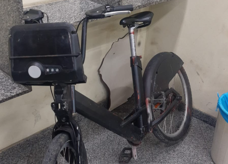 Bicicleta do Itaú pintada