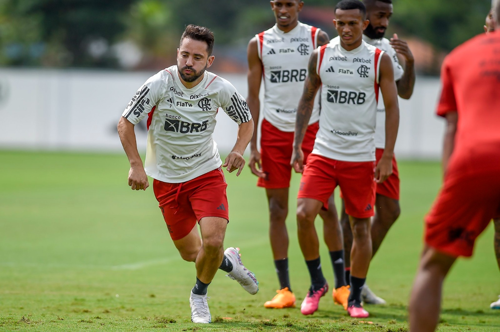 Flamengo finalização preparação para jogo com Bragantino e tem retorno de  jogadores das seleções - Super Rádio Tupi