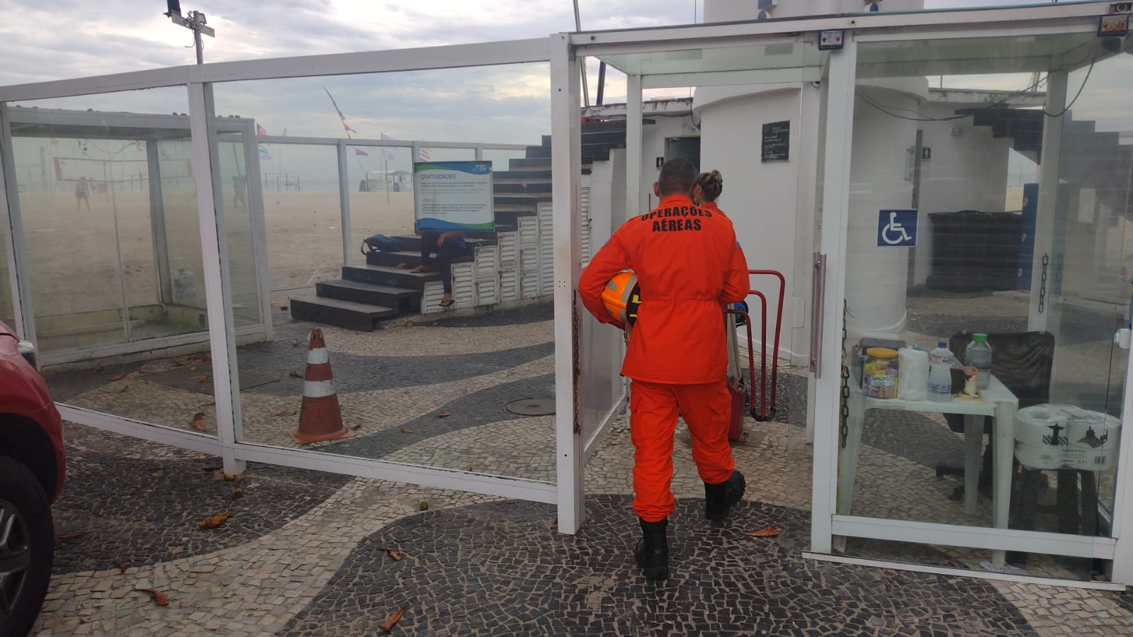 Bombeiros realizam buscas por dançarino desaparecido após mergulho na Praia de Copacabana