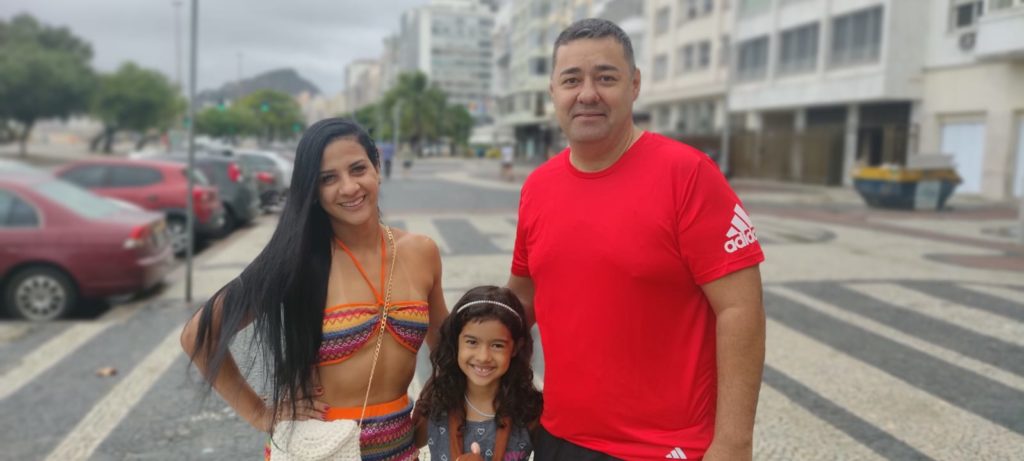 Waldemar Frazão ao lado da família na Praia da Copacabana