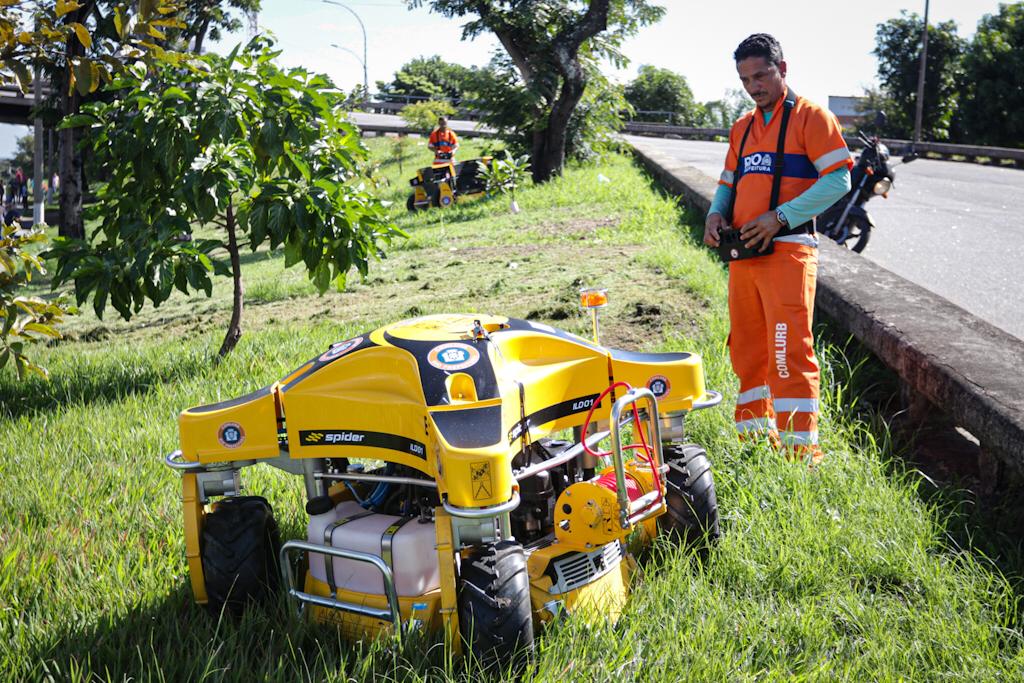 Comlurb inicia pela Zona Norte do Rio operação com robôs usados no corte de áreas gramadas (Foto: Divulgação)