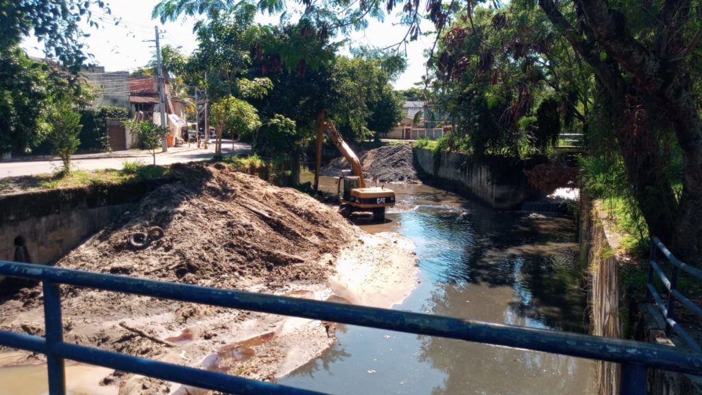 Prefeitura do Rio trabalha na limpeza do Canal do Anil 