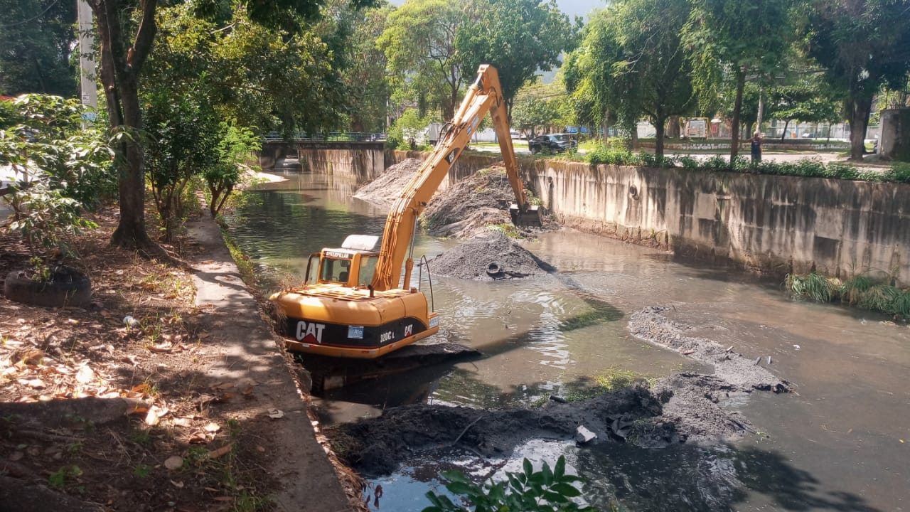 Prefeitura do Rio trabalha na limpeza do Canal do Anil