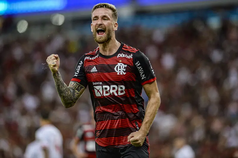 Fla marca com Léo Pereira nos acréscimos e vence Corinthians no Maracanã