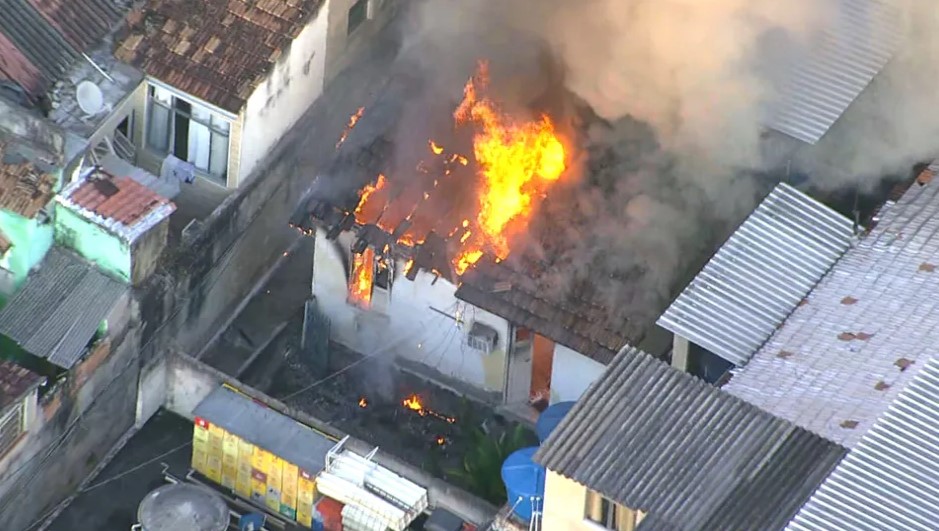 Casa pega fogo no bairro do Riachuelo, na Zona Norte do Rio