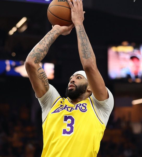 Anthony Davis faz jogo antológico e Lakers vence a 1º batalha