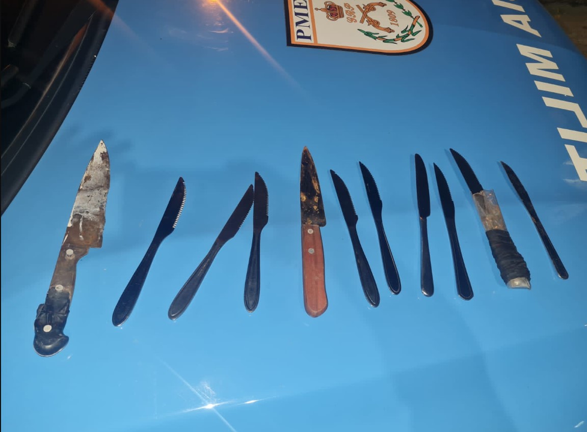 Polícia Militar apreende facas em Botafogo