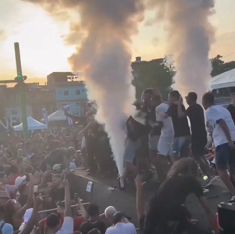 Palco desaba durante show de rap na Maré