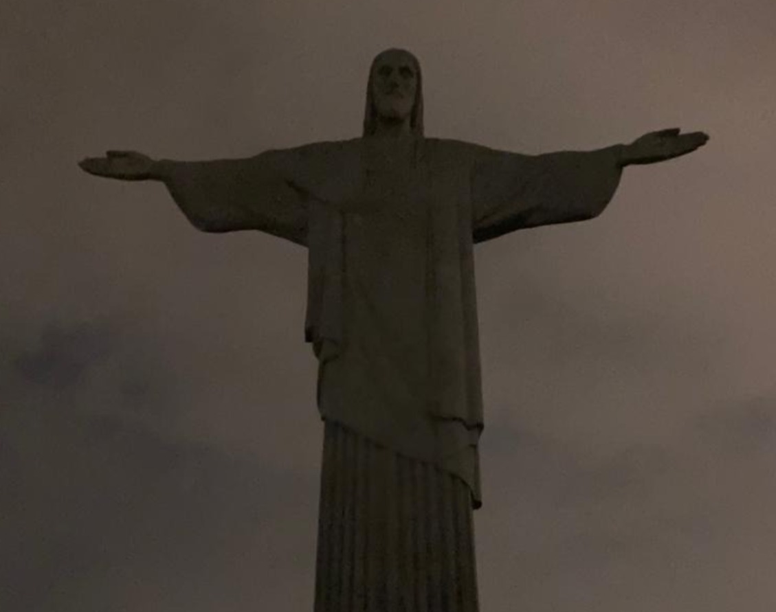 Luzes do Cristo Redentor são apagadas em solidariedade a Vinícius JR (Foto: Divulgação)