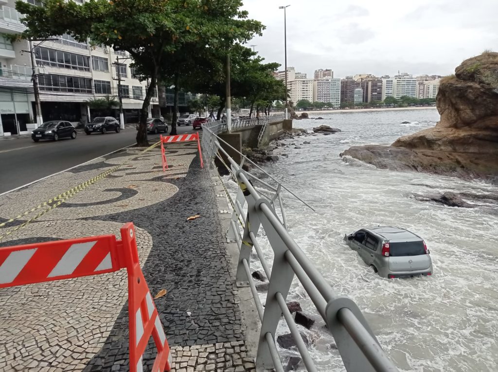 Carro cai em mar de Niteói