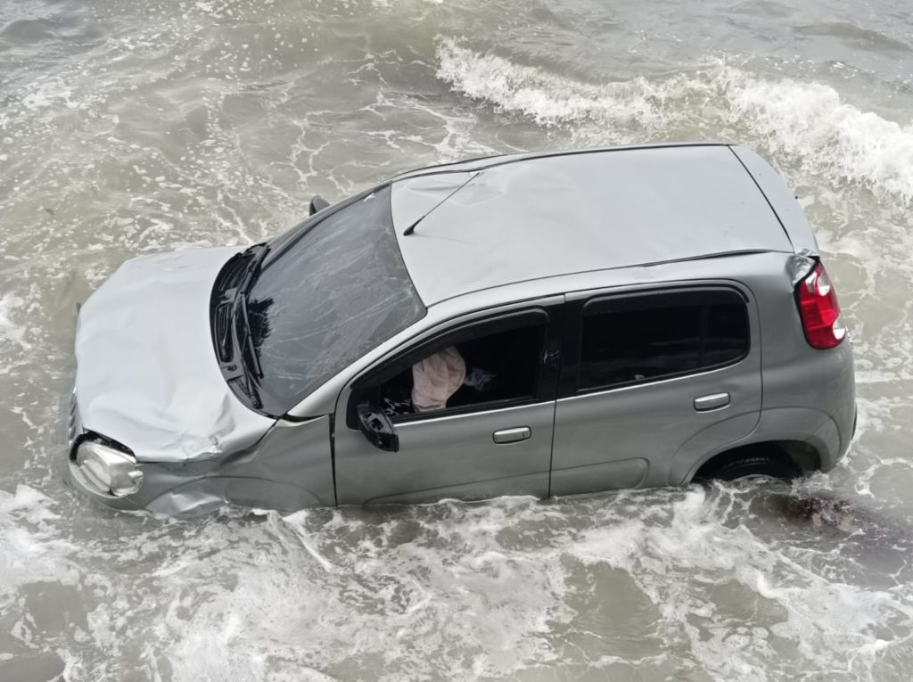 Carro cai em mar de Niteói