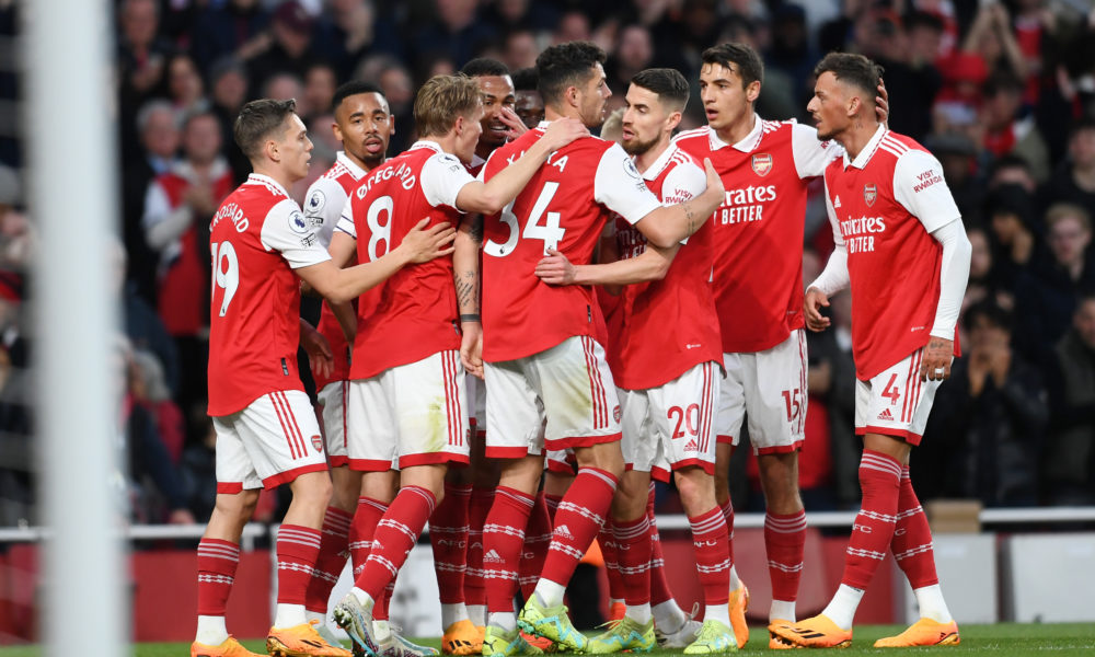 Arsenal vence no fim e reassume a liderança do Campeonato Inglês