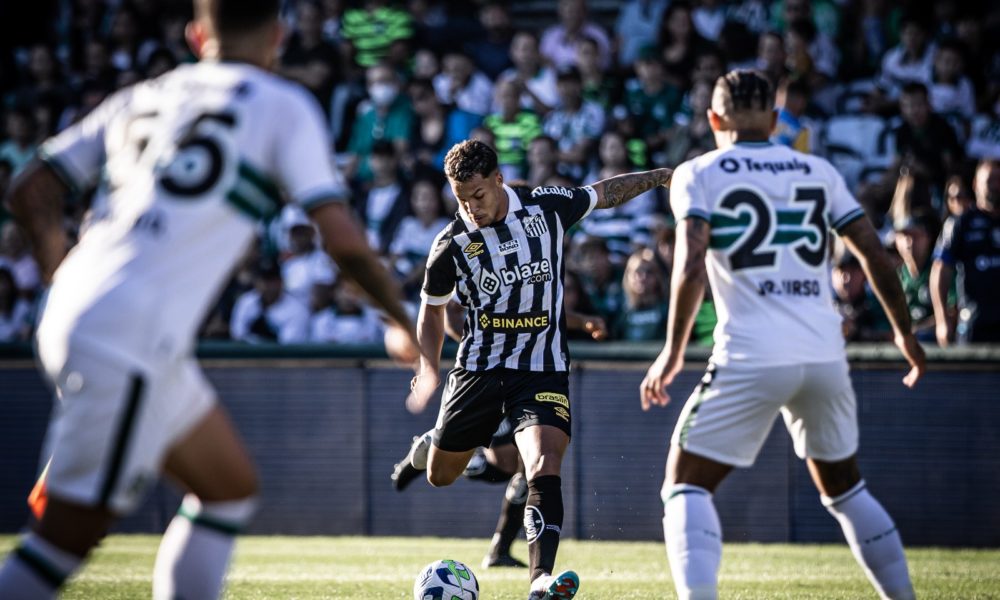 Coritiba e Santos amargam empate em 0 a 0 e seguem em crise no