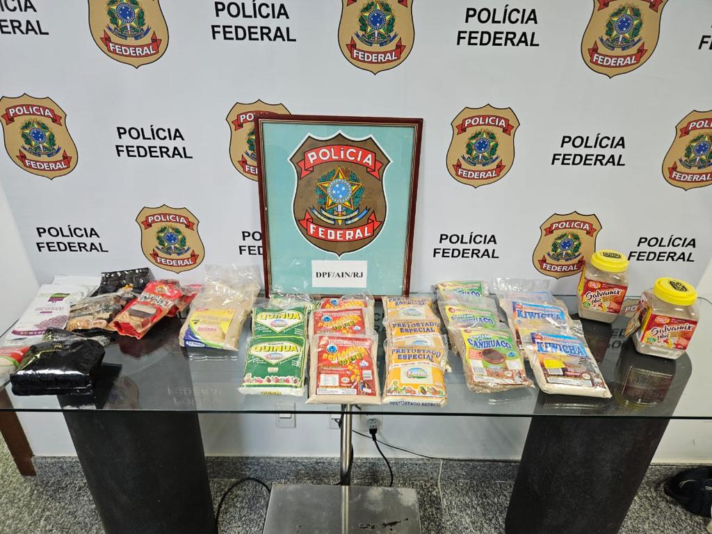 PF prende peruano que tentava embarcar com cocaína em pacotes de farinha no Aeroporto Galeão (Foto: Divulgação)