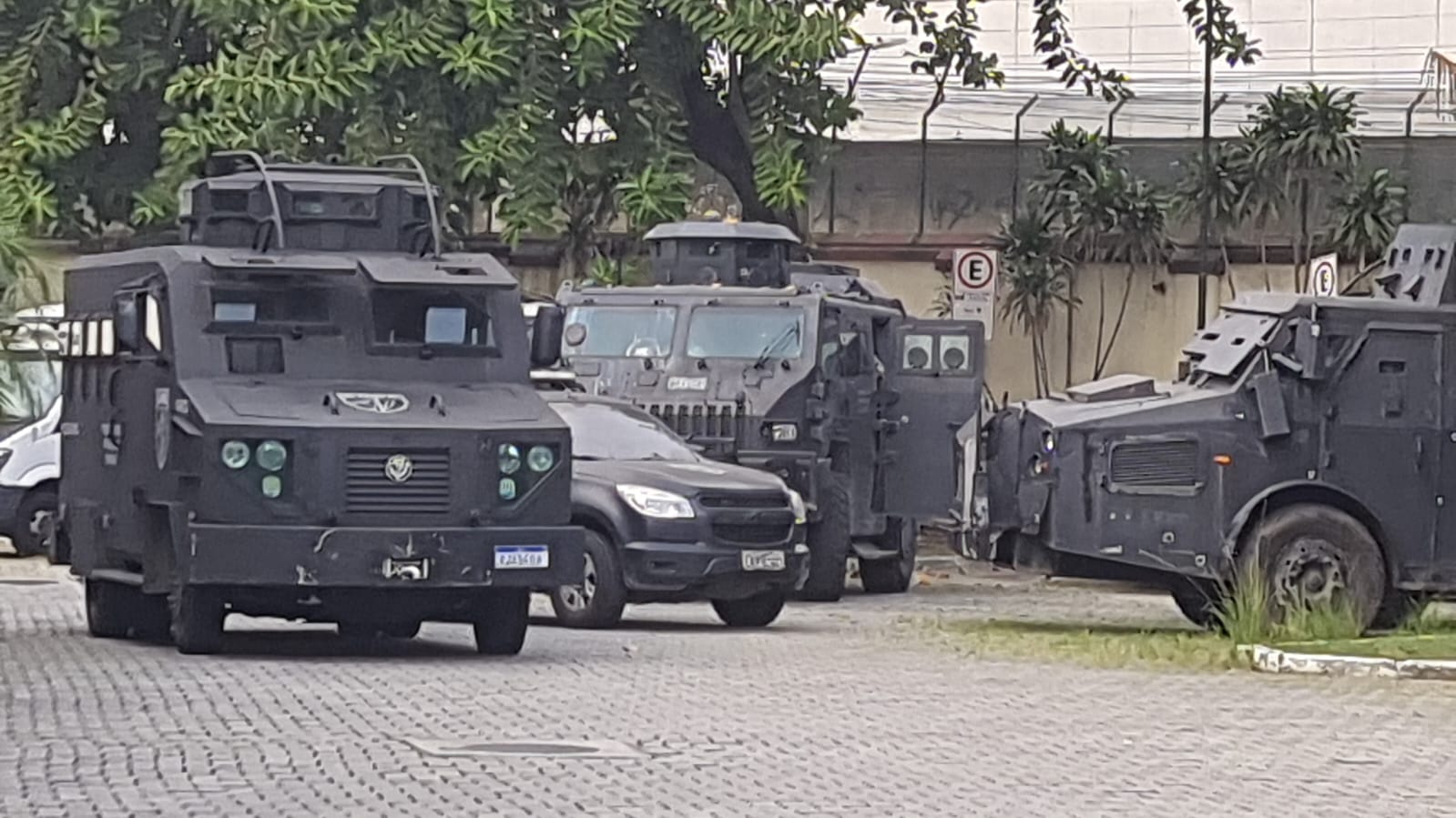 Polícia Civil faz operação contra invasão de traficantes em conjunto habitacional de Senador Camará