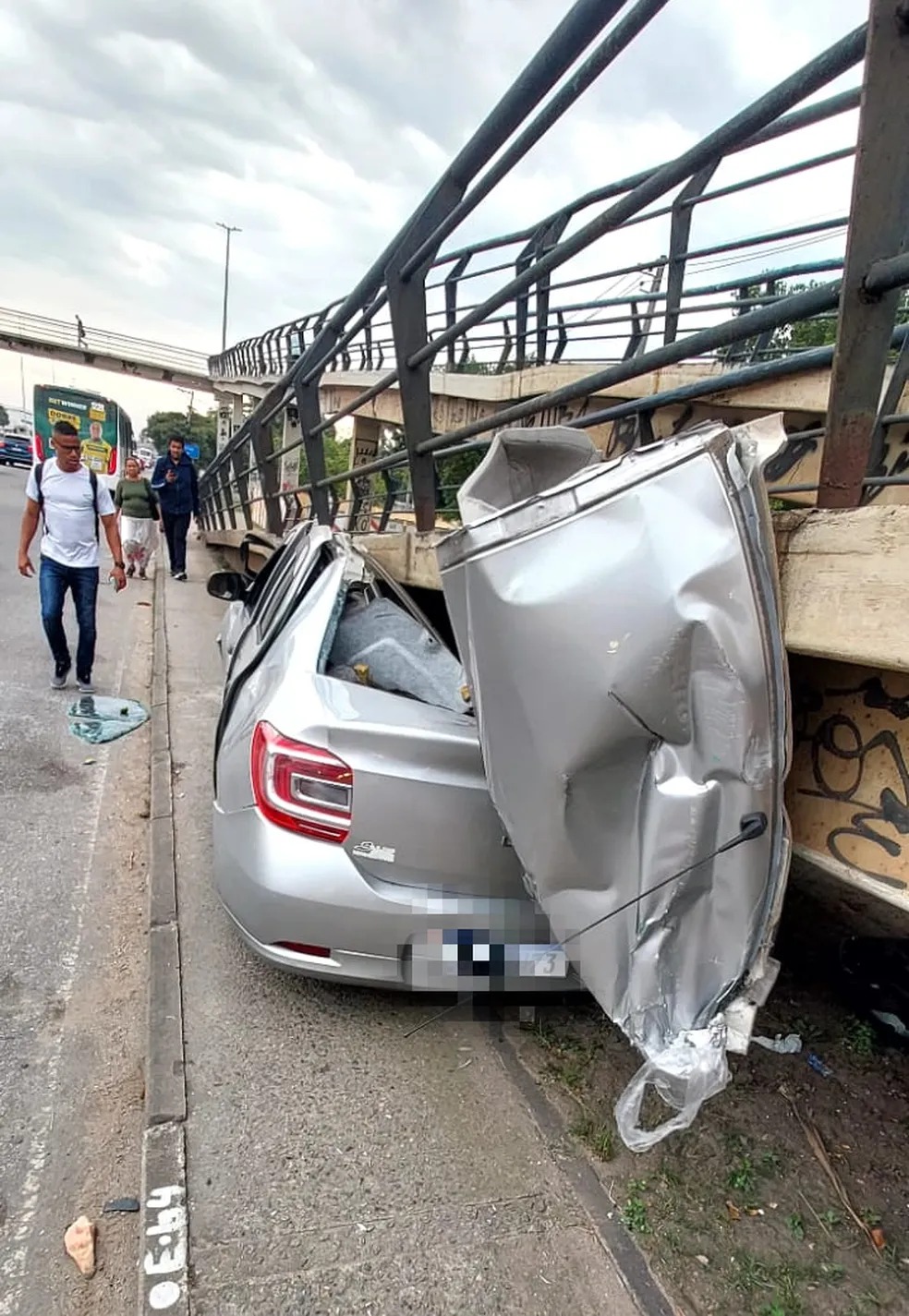 Acidente na Avenida Brasil deixa três feridos (Foto: Reprodução)