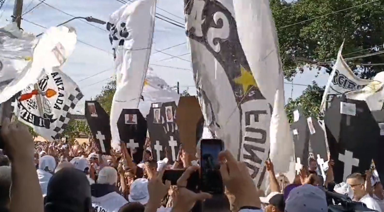 Torcida do Santos fazendo protesto no CT