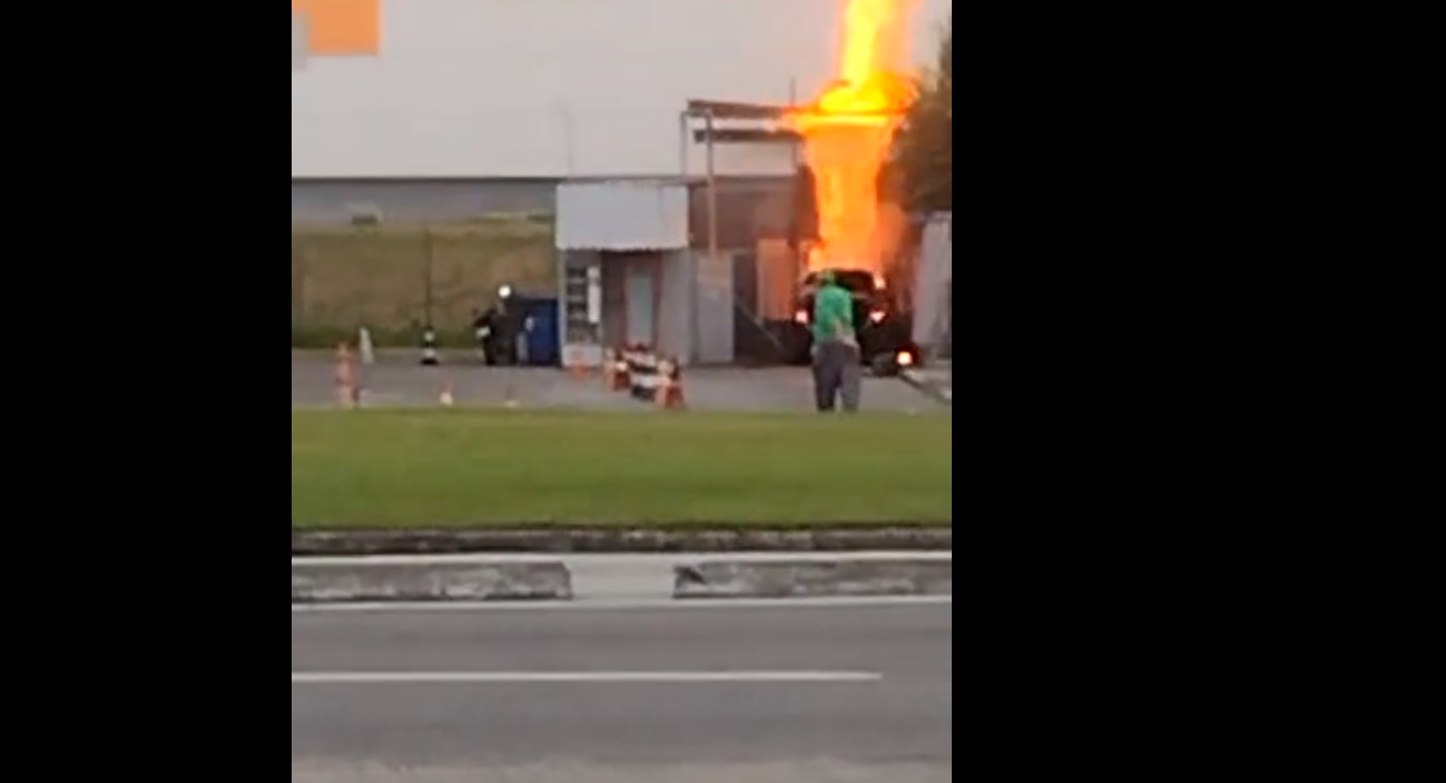 Incêndio atinge posto de gasolina e provoca trânsito na Ilha do Governador (Foto: Reprodução)