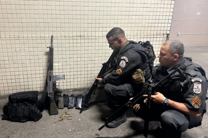 Policiais realizam operação no Complexo de Israel