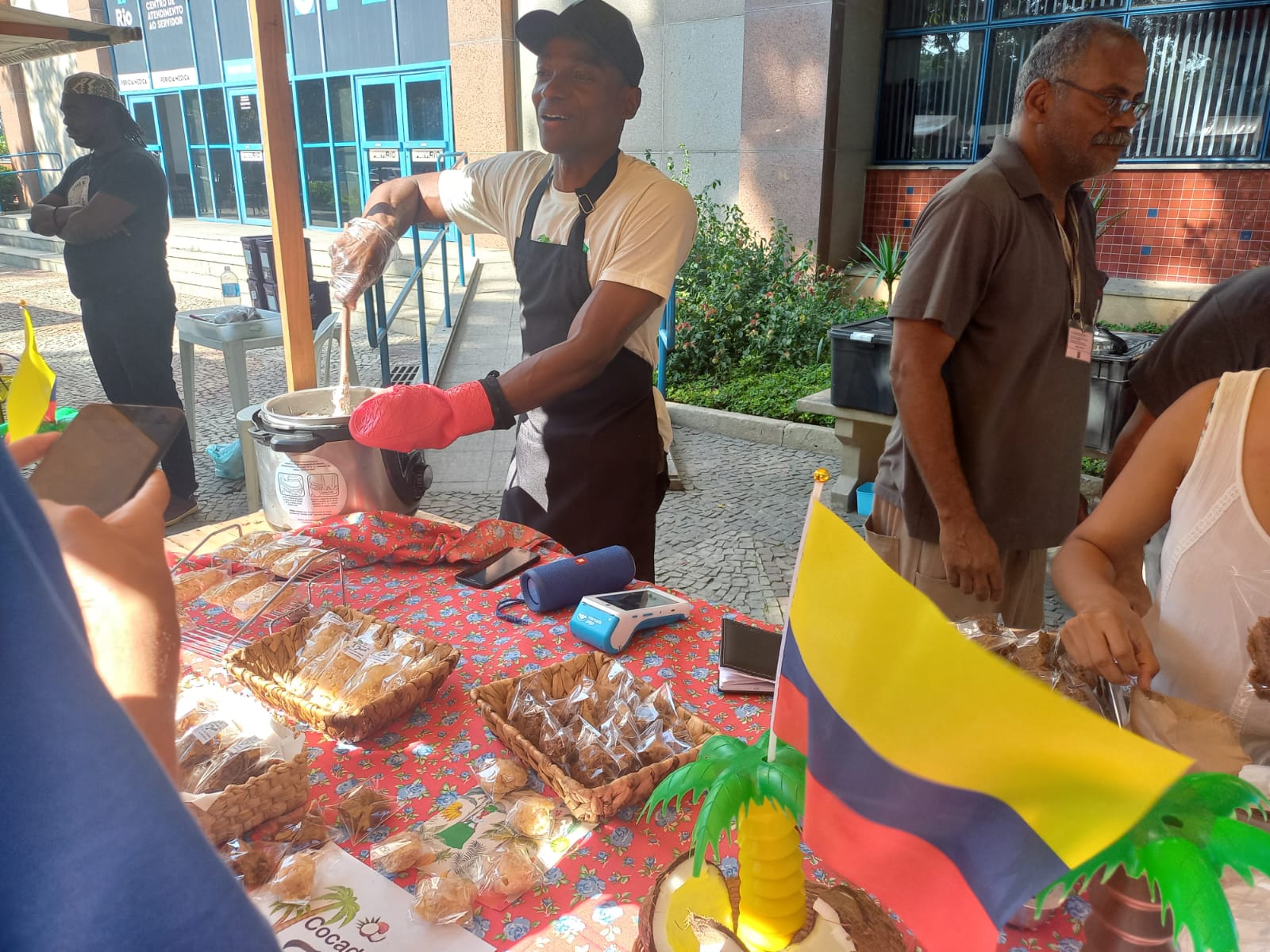 Feira Refúgio em Foco de imigrantes empreendedores sociais é realizada no pátio da Prefeitura do Rio