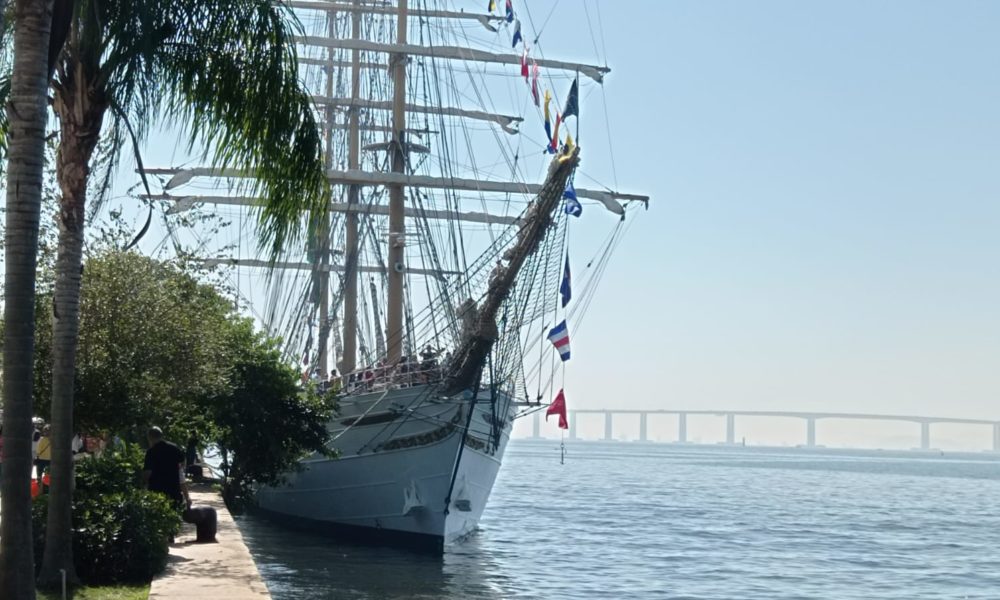 [VÍDEO]Em Comemoração Ao Dia Da Marinha, Força Armada Coloca Navio à ...