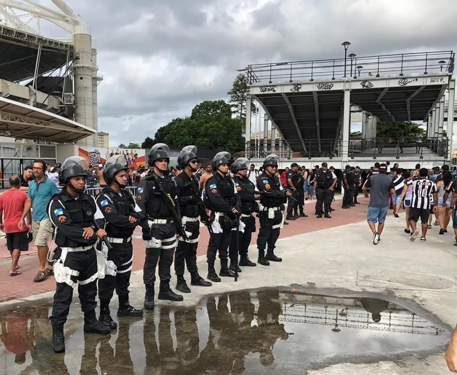PM começa a aplicar Lei Vini Jr nos estádios (Foto: Divulgação/ PMERJ)